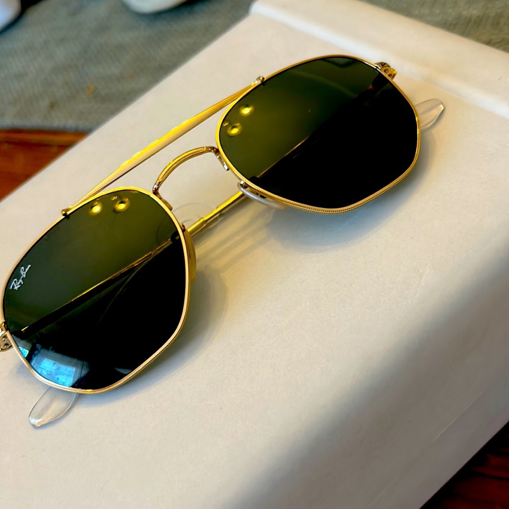 Rayban Aviator style sunglasses near mint condition worn less than 5 times